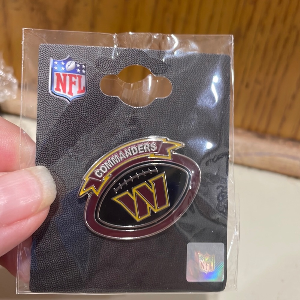 Washington commanders pin hat lapel collector touchdown style